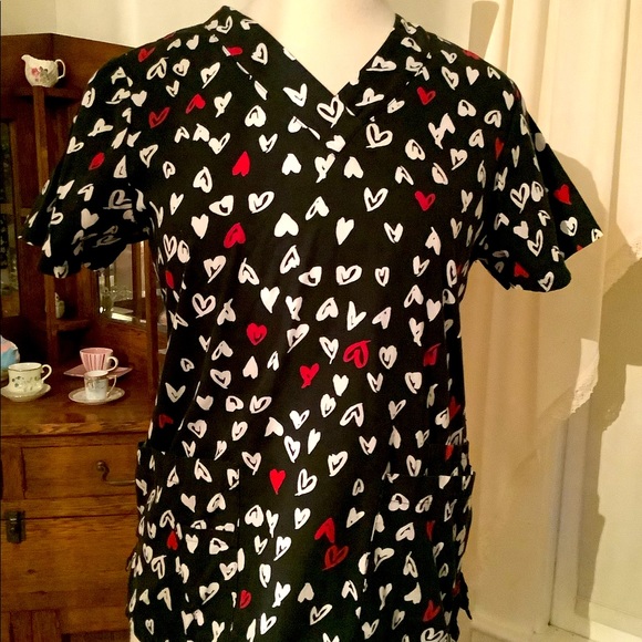 Valentines scrub top - Picture 1 of 4